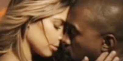 Toppløs Kim Kardashian simulerer sex i forlovedens nye musikkvideo